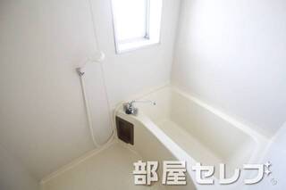 お風呂に小窓があります。