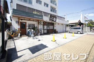 店舗駐車場。