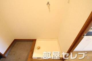 きれいな室内洗濯機置場です。