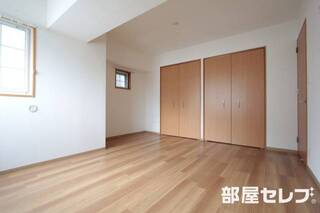 独立した広めの寝室