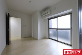 キッチン横にも大きめの収納が