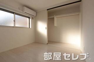 角部屋で窓が多く室内が明るいです。