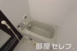ゆったりサイズのバスルームでゆっくりくつろげます.