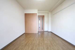 明るい日が差し込む東向きの部屋です。