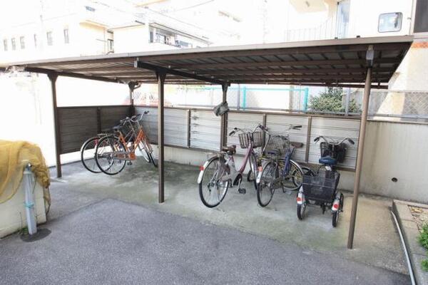 屋根付きの駐輪場です。