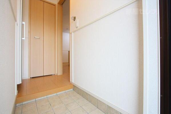 下駄箱付きの明るい玄関です。
