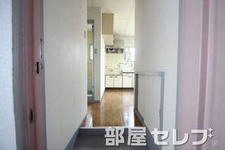 玄関周り広いですよ。