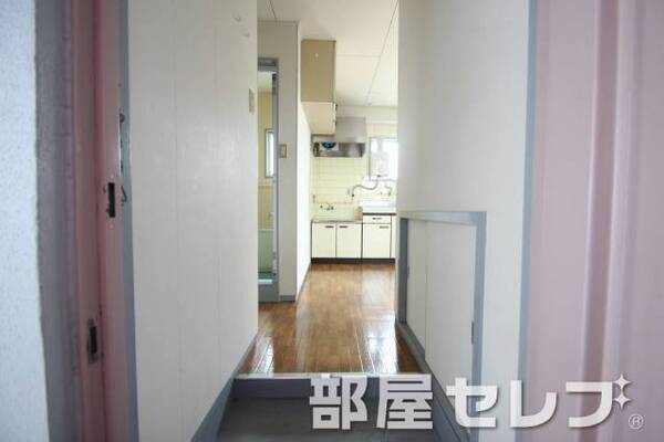 玄関周り広いですよ。