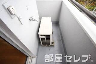 室外洗濯機置場。