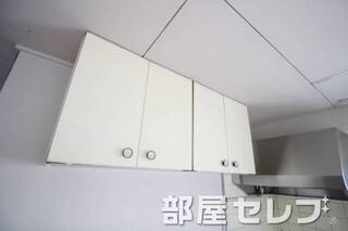 キッチン上部収納。