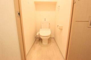 ウォシュレットつきの個室トイレです