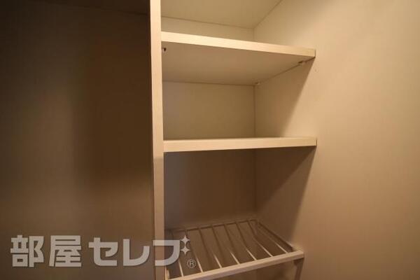 キッチン上の収納です。