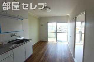 リノベーション工事中のお写真になります。