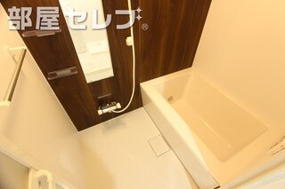 リノベーション工事中のお写真になります。