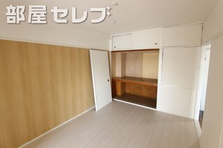 リノベーション工事中のお写真になります。