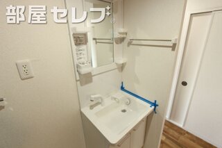 リノベーション工事中のお写真になります。
