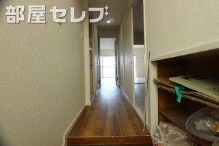 リノベーション工事中のお写真になります。