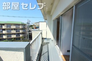 リノベーション工事中のお写真になります。