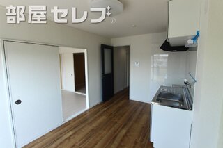リノベーション工事中のお写真になります。