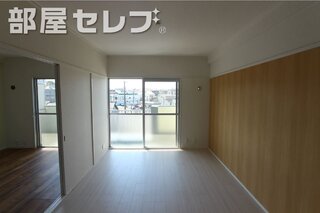 リノベーション工事中のお写真になります。
