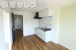 リノベーション工事中のお写真になります。