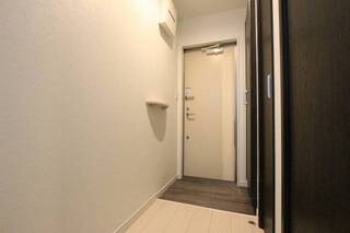 玄関の印象も良いお部屋です。