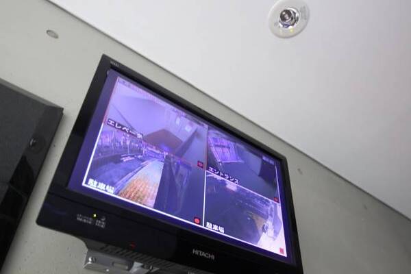 エレベータ内もモニター警備されています