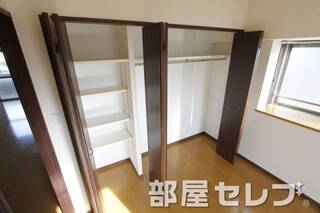 通り抜け可能なウォークインクローゼット。