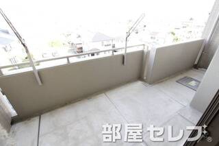 洗濯物もたくさん干せるベランダです。