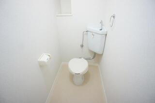 タオルかけなどあるお手洗い。