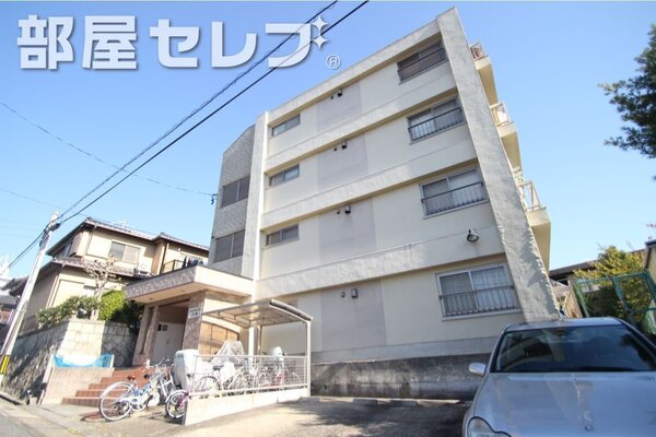 4階建の鉄筋コンクリート造。
