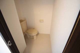 広いタイプのトイレです