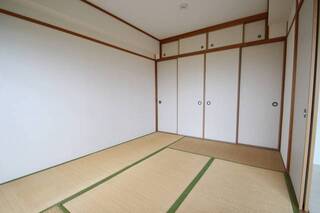 和室６畳　壁一面の収納スペースです
