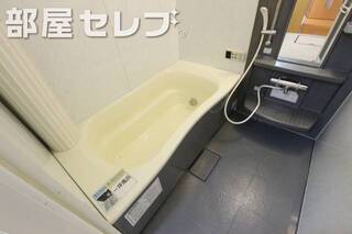 広いバスルームで快適にお過ごしください。