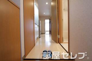 玄関から見ても明るいですね。