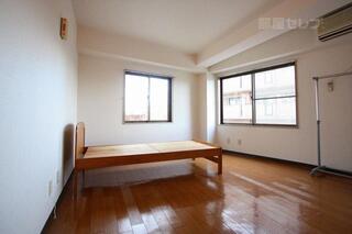 二面採光で明るいお部屋です。