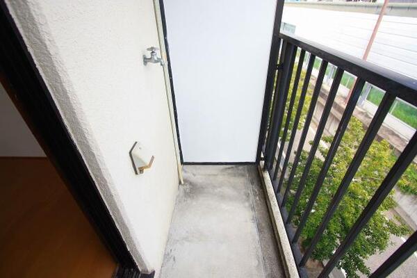 室外洗濯機置き場。