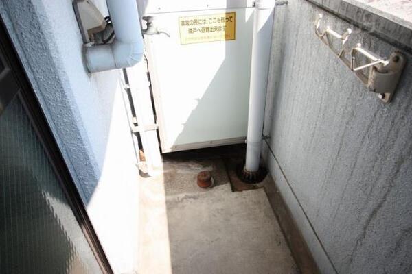洗濯機はベランダに置けます。