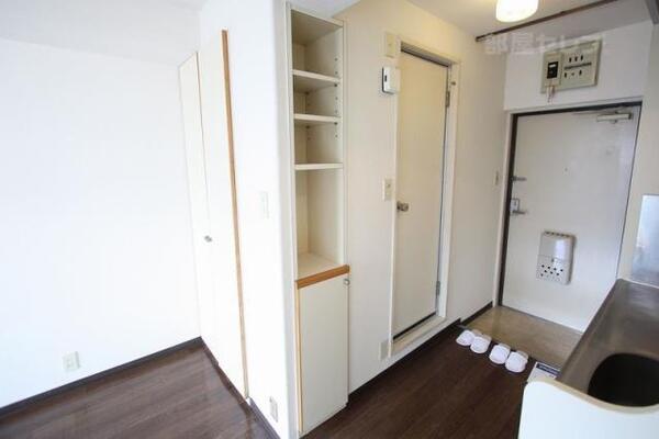横にも収納場所あります。