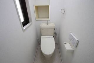 小窓から光が差し込むトイレです。