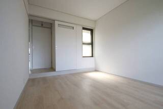 両面から光が入り明るいお部屋です。