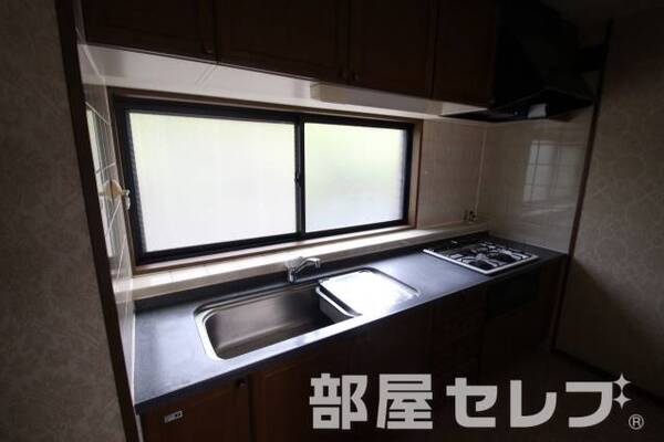 3口コンロ付システムキッチン。