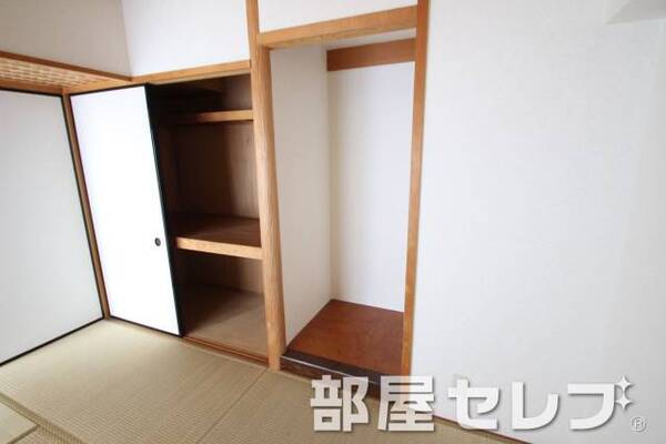 奥行きのある収納。