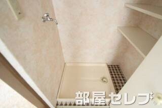 洗濯機置き場はこちらへ。