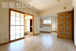 中部屋でも光が差し込む明るいリビングです。