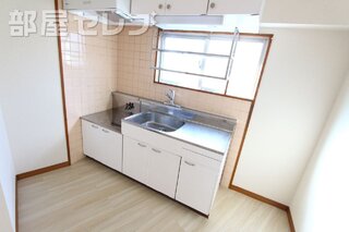 窓があり換気のしやすいキッチンです。