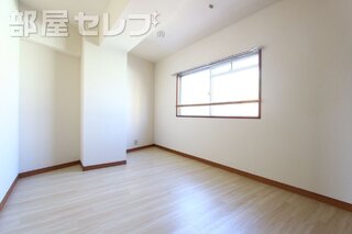 北側の洋室6帖のお部屋です。