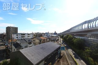 ベランダ側の和室6帖のお部屋です。