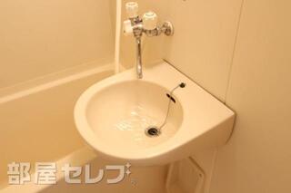 洗面台は浴室にあります