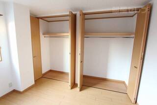 8帖のお部屋はクローゼットが2つも。(反転イメージ)